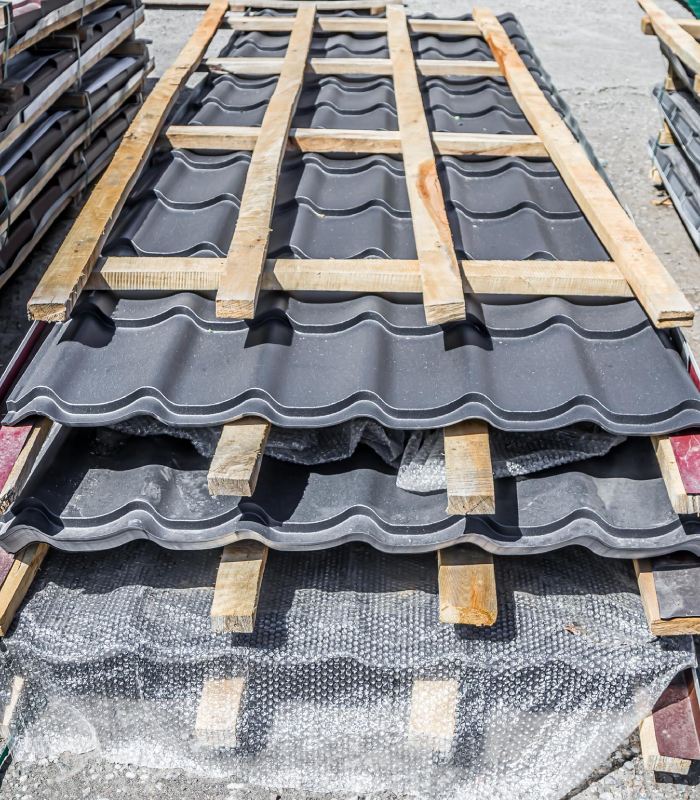 Palette de tuiles de toiture pour rénovation et remplacement de couverture dans le cadre des travaux BatiÉtanche