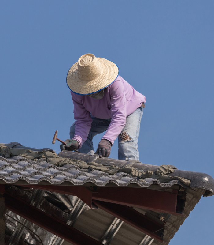 Réparation du faîtage sur toiture tuiles avec reprise de scellement pour prévenir les infiltrations par BatiÉtanche